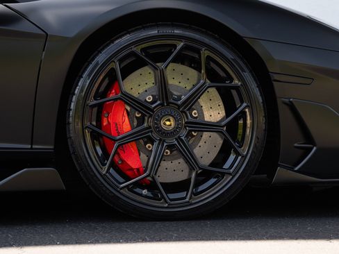 Used 2020 Lamborghini Aventador SVJ AWD/4WD image 10