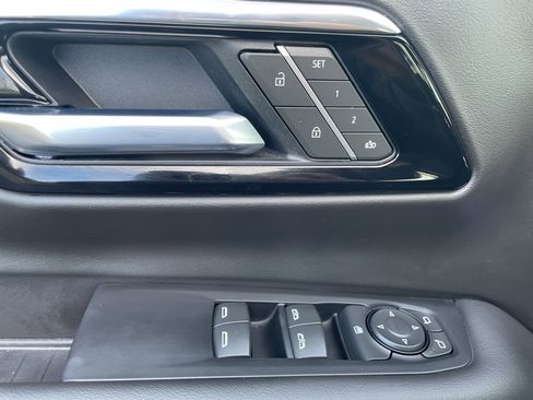 Used 2025 Chevrolet Suburban Z71 image 19