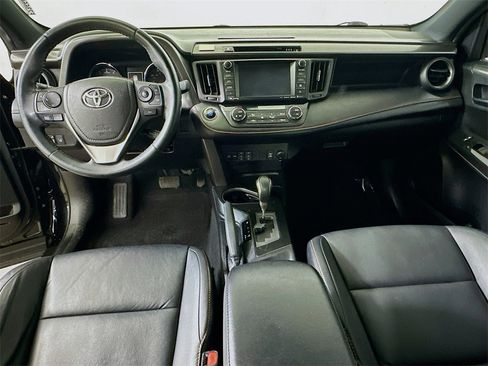 Used 2018 Toyota RAV4 SE image 16