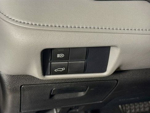 Used 2021 Toyota Highlander XLE FWD image 10
