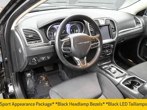 Used 2022 Chrysler 300 Touring w/ Sport Appearance Package image 5