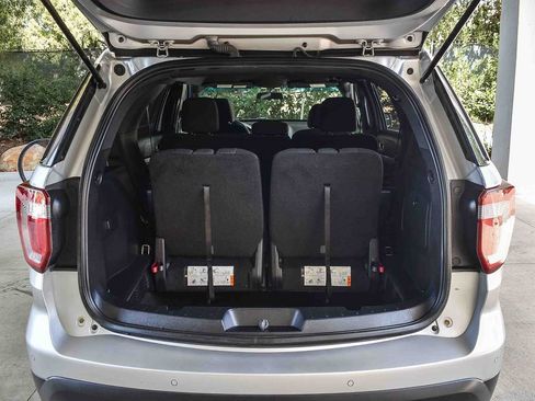 Used 2017 Ford Explorer XLT FWD image 24