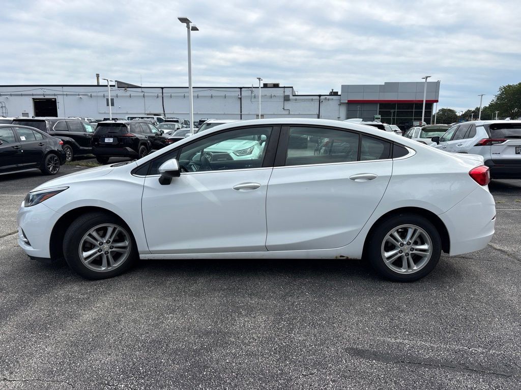 Used 2018 Chevrolet Cruze LT FWD image 3