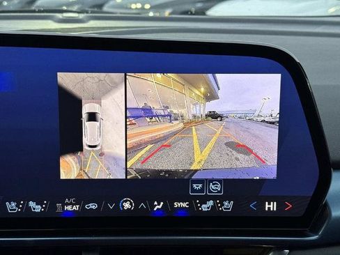 Used 2025 Chevrolet Equinox EV LT w/ Convenience Package II FWD image 27