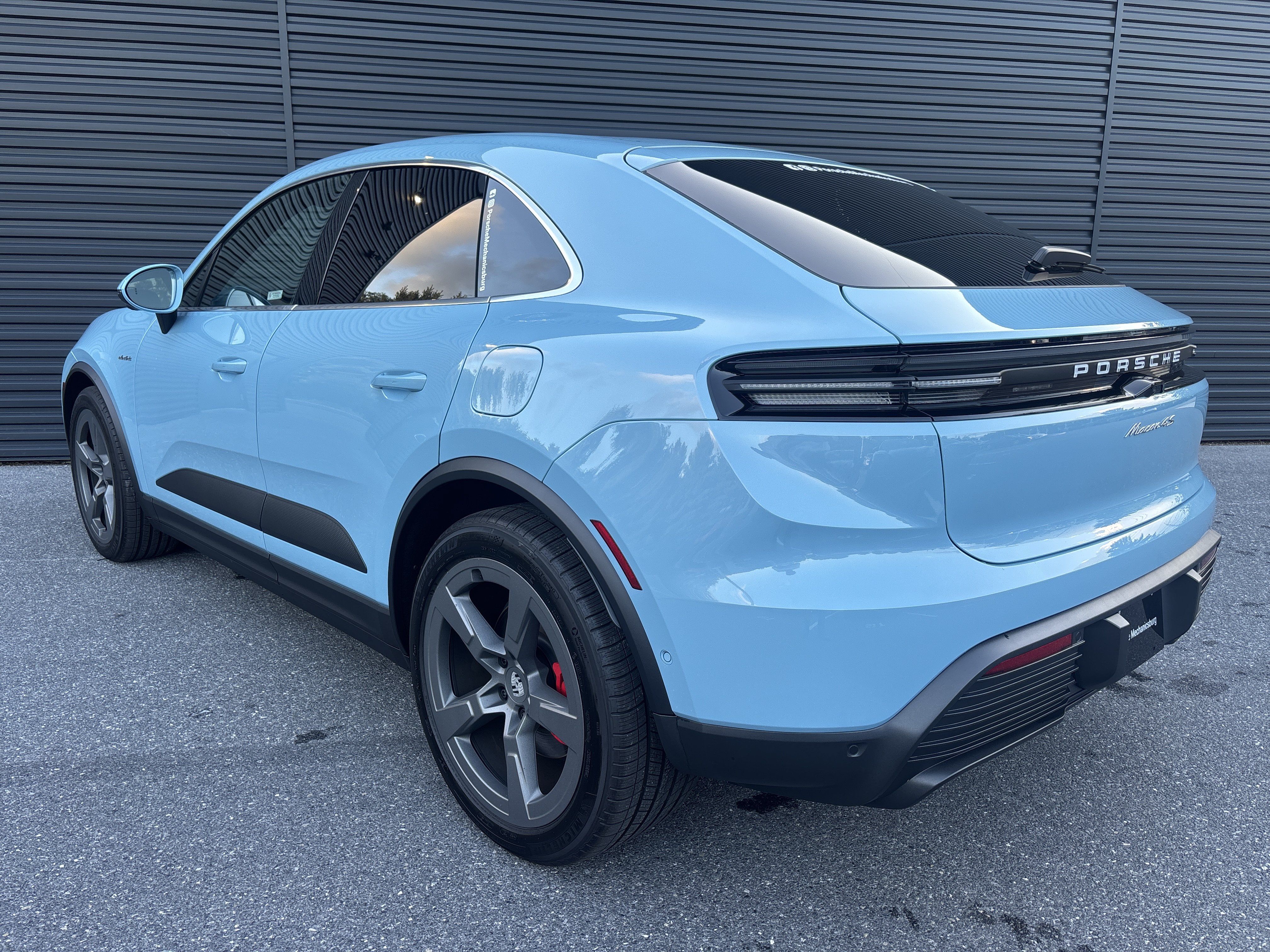 Certified 2025 Porsche Macan 4S Electric AWD/4WD image 3