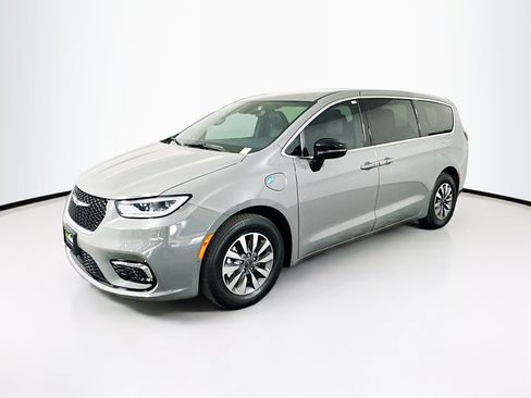 Used 2025 Chrysler Pacifica Select image 3