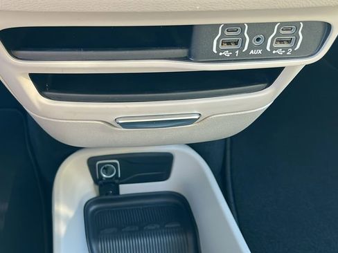 Used 2024 Chrysler Pacifica Touring-L image 24