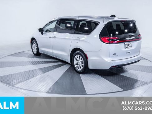 Used 2024 Chrysler Pacifica Touring-L image 7