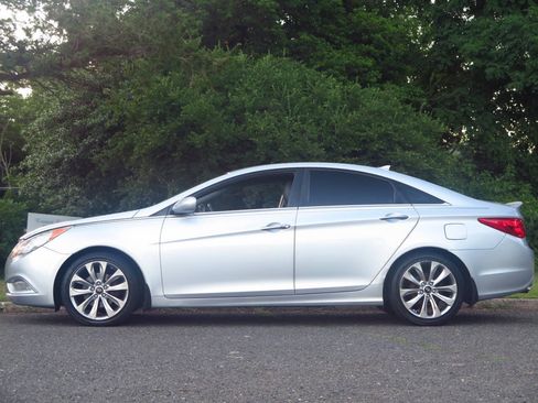 Used 2012 Hyundai Sonata SE FWD image 2