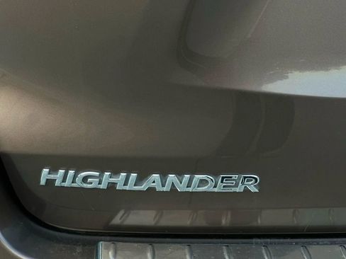 Used 2017 Toyota Highlander LE image 18