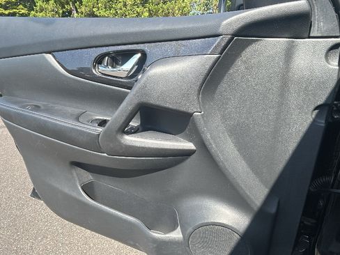 Used 2018 Nissan Rogue SV AWD/4WD image 14