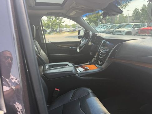 Used 2017 Cadillac Escalade ESV Premium Luxury AWD/4WD image 20