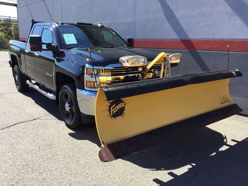 Used 2018 Chevrolet Silverado 2500 W/T w/ Snow Plow Prep Package AWD/4WD image 2