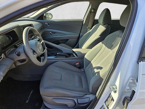 Used 2024 Hyundai Elantra SE image 15