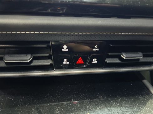 Used 2025 Volkswagen Atlas Cross Sport SE image 30