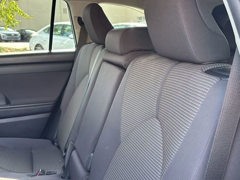 Used 2020 Toyota Highlander LE image 30