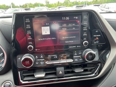 Used 2020 Toyota Highlander XLE FWD image 16