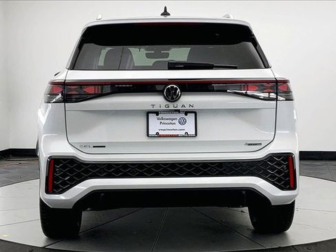 New 2026 Volkswagen Tiguan SEL R-Line image 5