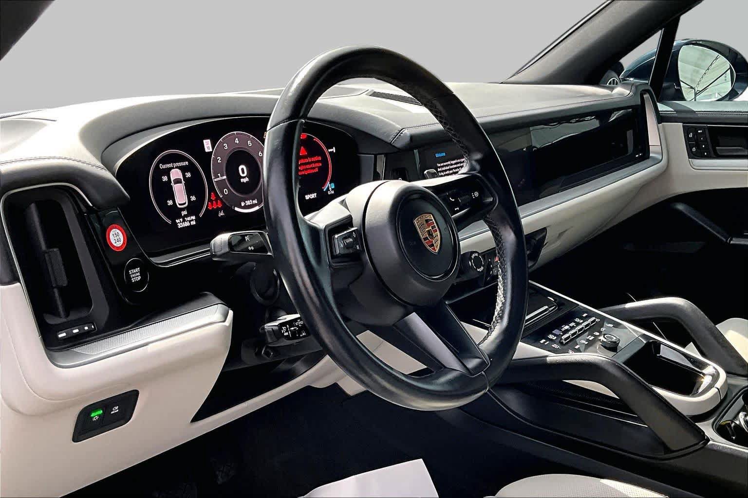 Used 2024 Porsche Cayenne AWD/4WD image 18