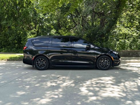 Used 2021 Chrysler Pacifica Touring-L w/ Uconnect Theater Family Group FWD image 10