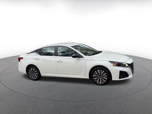 Used 2025 Nissan Altima 2.5 SV image 2