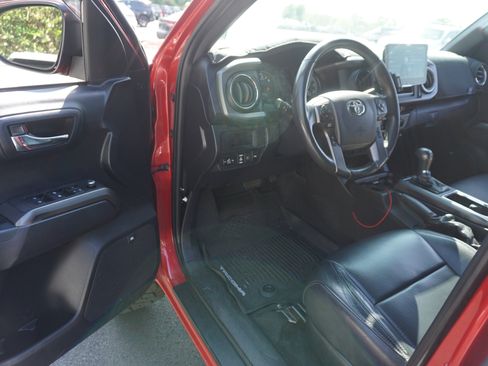 Used 2018 Toyota Tacoma TRD Off-Road AWD/4WD image 7