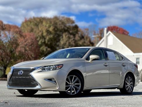 Used 2017 Lexus ES 300h w/ Luxury Package image 1