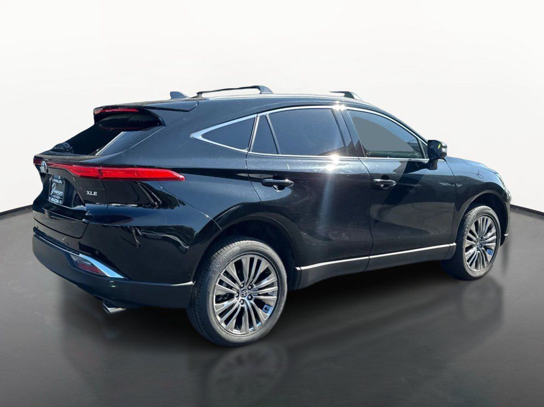 Used 2023 Toyota Venza XLE AWD/4WD image 3