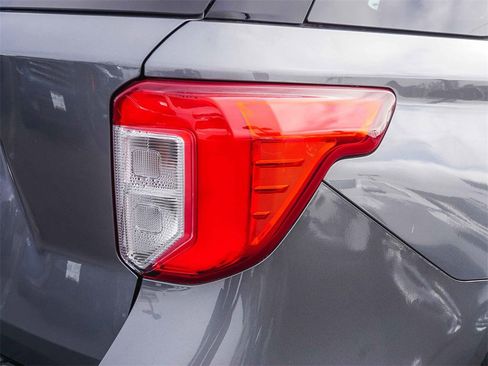 Used 2021 Ford Explorer XLT image 7