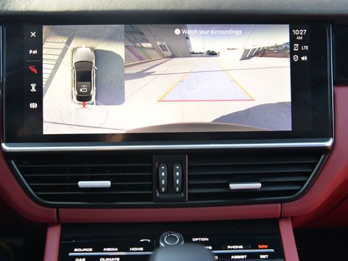 Certified 2023 Porsche Cayenne Platinum Edition image 32