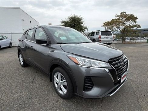 New 2025 Nissan Kicks Play S image 2