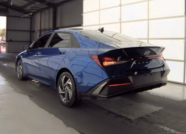 Used 2025 Hyundai Elantra Sport FWD image 5