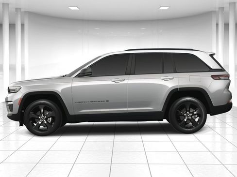 New 2025 Jeep Grand Cherokee Limited image 3
