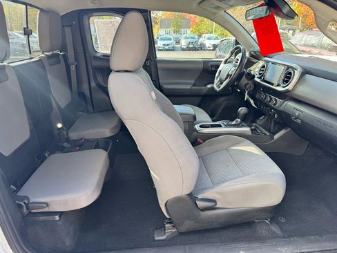 Used 2022 Toyota Tacoma SR5 RWD image 13