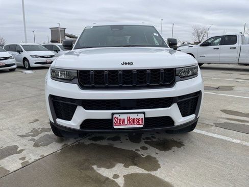 New 2026 Jeep Grand Cherokee Altitude image 9