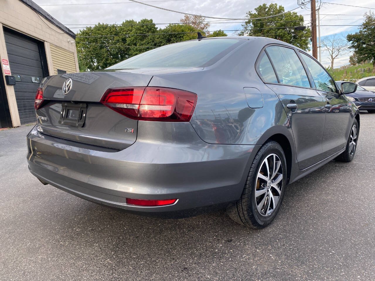 Used 2016 Volkswagen Jetta SE FWD image 3