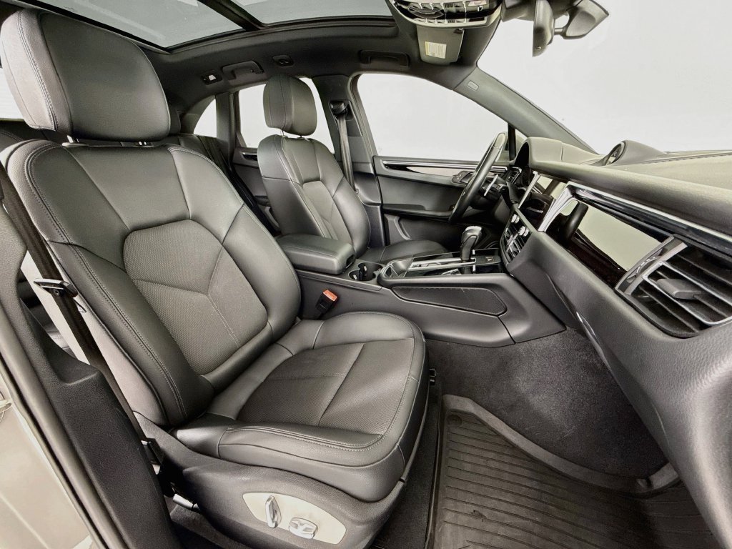 Certified 2023 Porsche Macan Turbo AWD/4WD image 29