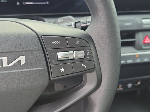 New 2025 Kia K4 LXS image 33
