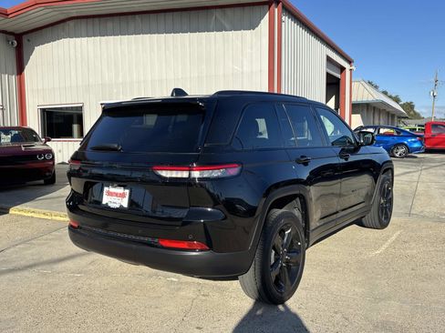 Used 2024 Jeep Grand Cherokee Altitude image 7
