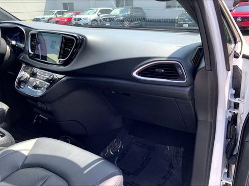 Used 2025 Chrysler Pacifica Select FWD image 16