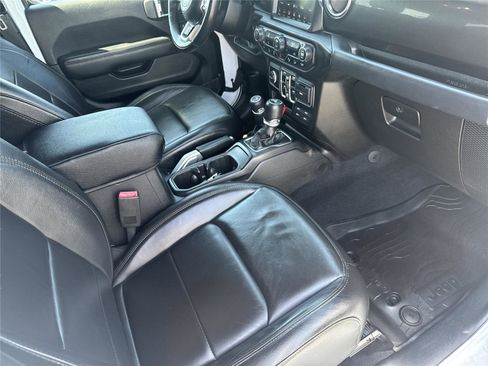 Used 2019 Jeep Wrangler Unlimited Sahara image 37