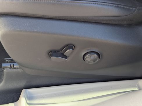 Used 2024 Chrysler Pacifica Touring-L image 21