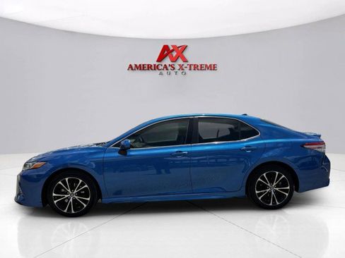 Used 2019 Toyota Camry SE image 2