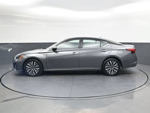 Used 2025 Nissan Altima 2.5 SV FWD image 8