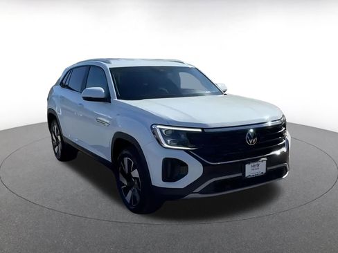 Used 2025 Volkswagen Atlas Cross Sport SE image 3