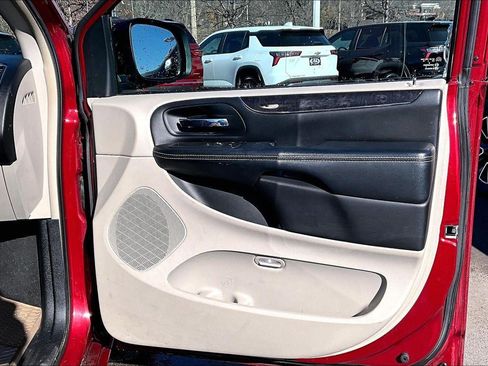 Used 2016 Chrysler Town & Country Touring image 21