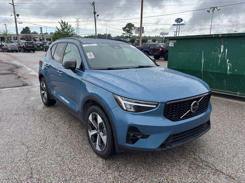 Used 2024 Volvo XC40 B5 Plus AWD/4WD image 1