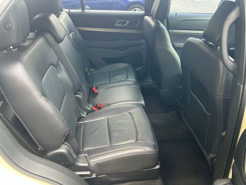 Used 2018 Ford Explorer XLT w/ Equipment Group 202A AWD/4WD image 18