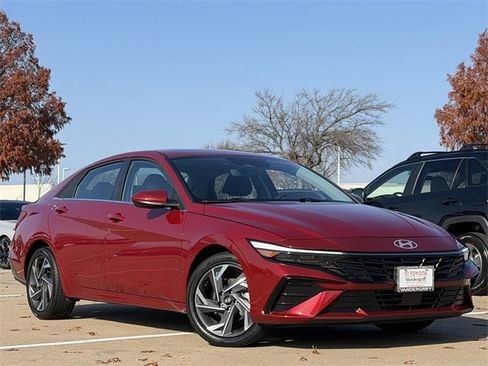 Used 2025 Hyundai Elantra SEL image 2