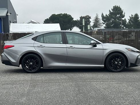Used 2025 Toyota Camry SE image 3